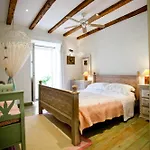 Serena Villa Vis
