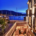 Serena Villa Vis