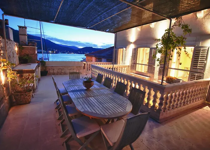 Serena Villa Vis