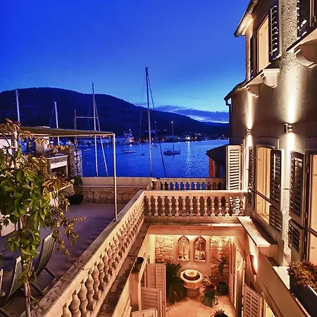 Serena Villa Vis