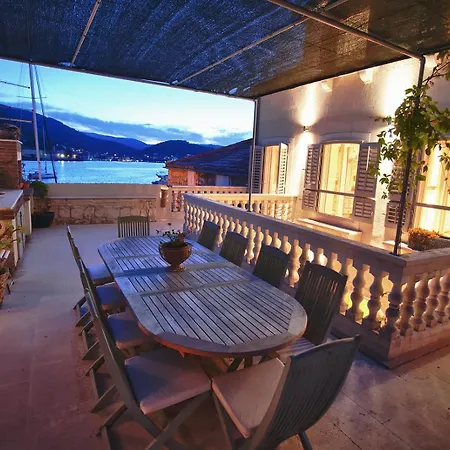 Serena Villa Vis